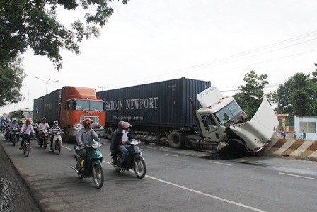 Trụ đèn chiếu sáng bị gãy và phần đầu chiếc xe hư hỏng nặng