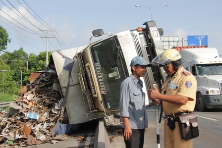 Tài xế Hoàng Sơn đang tường trình sự việc với CSGT