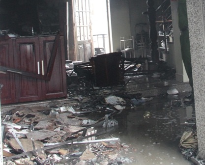 Nhiều tài sản trong tầng trệt căn nhà bị cháy rụi