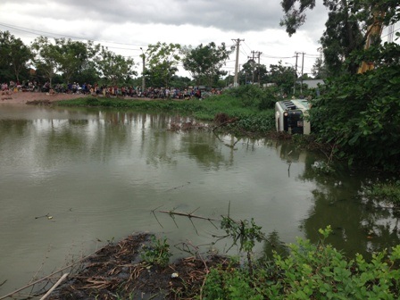 Hiện trường xe buýt mất lái lao xuống hồ nước