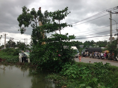 Hiện trường xe buýt mất lái lao xuống hồ nước