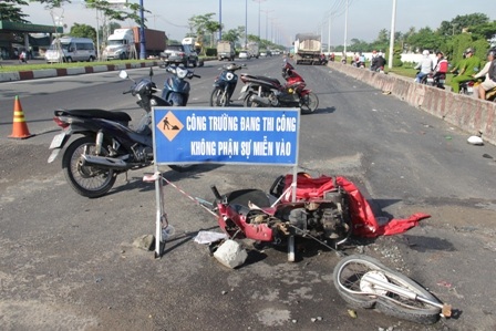 Chiếc xe máy bị vỡ vụn, hư hỏng nặng