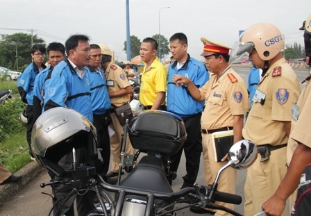 Tạm giữ 8 xe mô tô “khủng” vi phạm luật giao thông