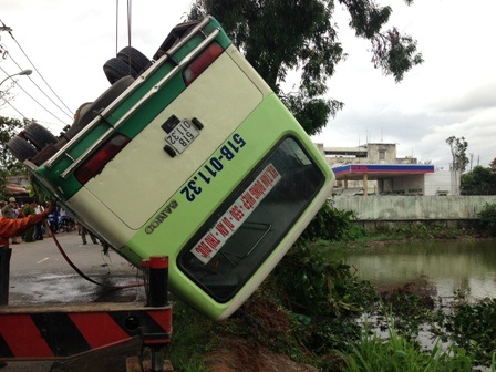 Xe cứu hộ được điều đến trục vớt phương tiện