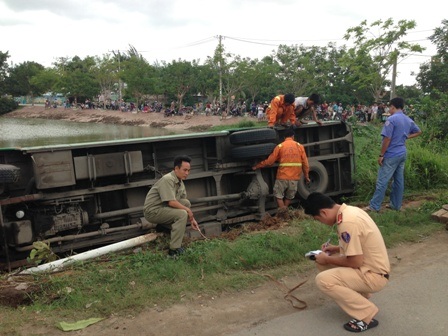 Lực lượng CSGT đến hiện trường giải quyết vụ việc