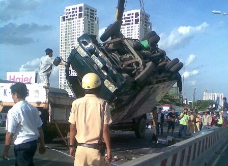 Xe cứu hộ đang di dời phương tiện bị lật khỏi cầu Sài Gòn