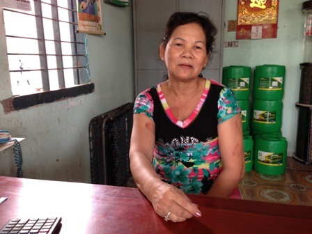 Bà Huỳnh Thị Lan vẫn chưa hết bàng hoàng sau khi bị tên cướp bắn thị uy và cướp tiền tẩu thoát.