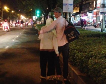 Thấy có người theo dõi, cả 2 nhanh chóng đứng dậy bỏ đi...