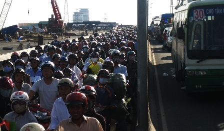 Sự cố đã gây tê liệt giao thông trên cầu và làm ùn tắc kéo dài