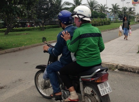 Chị Hương và chồng những ngày qua lặn lội khắp nơi để tìm con.