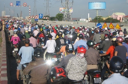 Sự cố đã gây tê liệt giao thông trên cầu và làm ùn tắc kéo dài