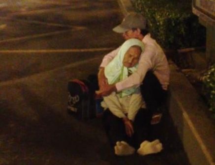 Người thanh niên ngồi ôm cụ bà trên đường Nguyễn Văn Cừ, than thở: Mẹ tôi bị bệnh ung thư…