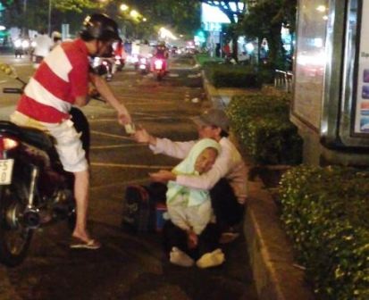 Rất nhiều người đi đường thương xót dừng xe cho tiền…