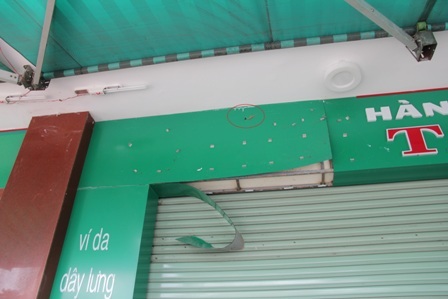  Vị trí bảng quảng cáo nơi viên đạn do tên cướp bắn ghim vào.