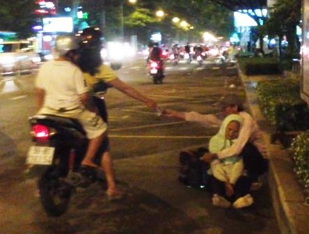 Rất nhiều người đi đường thương xót dừng xe cho tiền…