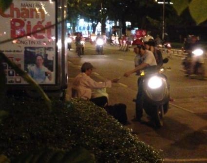 Rất nhiều người đi đường thương xót dừng xe cho tiền…