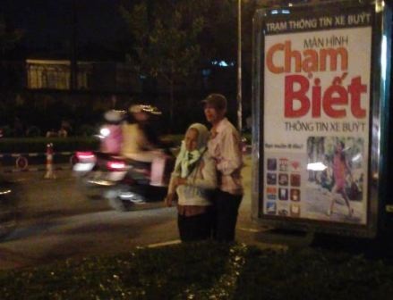 Thấy có người theo dõi, cả 2 nhanh chóng đứng dậy bỏ đi...