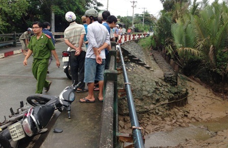 Chiếc xe máy của 2 tên cướp bị ngã trên cầu