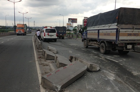 Xe đầu kéo container gây tai nạn trên cầu vượt thép rồi bỏ chạy