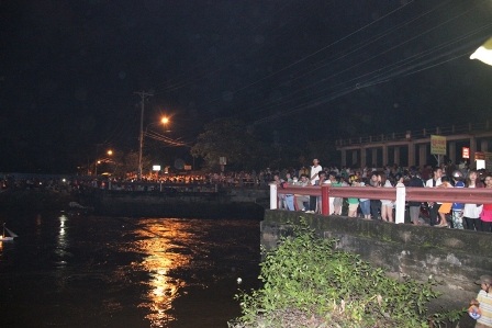 Dòng người kẹt cứng trên cầu Năm Lý lo sợ nguy cơ sập cầu.