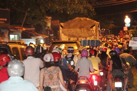 Dòng người kẹt cứng trên cầu Năm Lý lo sợ nguy cơ sập cầu.