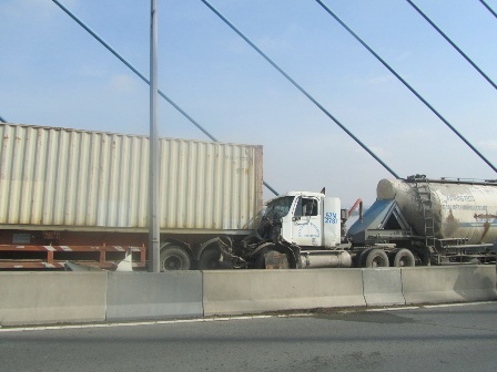 Hiện trường sự cố 2 xe đầu kéo container tông nhau giữa cầu Phú Mỹ.