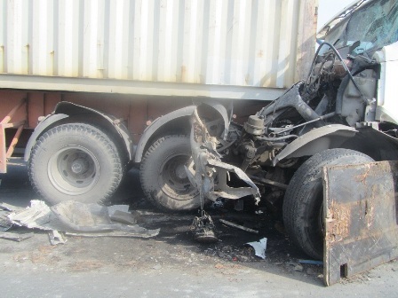 Phần đầu chiếc xe đầu kéo bị biến dạng hoàn toàn và tài xế bị thương