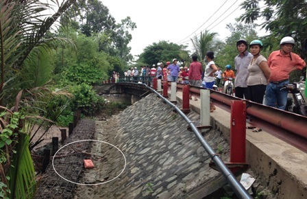 Cô Nguyễn Ngọc Thảo đang kể lại diễn biến 2 tên cướp giật giỏ xách