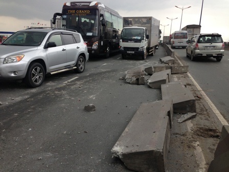 Xe đầu kéo container gây tai nạn trên cầu vượt thép rồi bỏ chạy