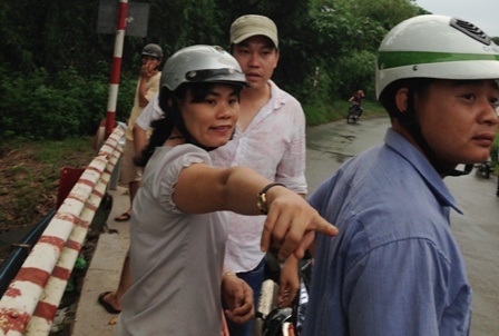 Cô Nguyễn Ngọc Thảo đang kể lại diễn biến 2 tên cướp giật giỏ xách