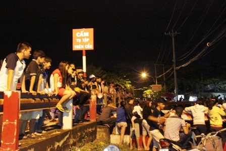 Dòng người kẹt cứng trên cầu Năm Lý lo sợ nguy cơ sập cầu.