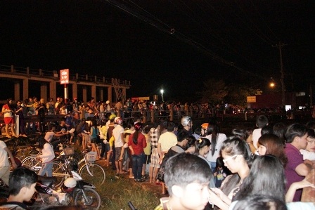 Dòng người từ khắp nơi đổ về khu vực cầu Cống Đập Rạch Chiếc để xem thả đèn hoa đăng