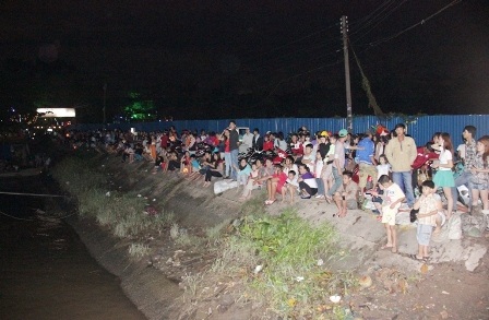 Dòng người kẹt cứng trên cầu Năm Lý lo sợ nguy cơ sập cầu.