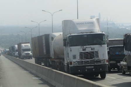 Giao thông từ hướng quận 2 sang quận 7 trên cầu Phú Mỹ bị ùn tắc nghiêm trọng