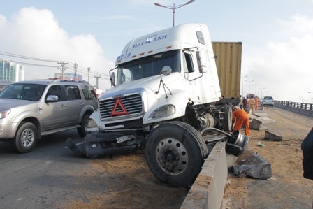 Hiện trường sự cố giao thông trên cầu vượt thép Thủ Đức.