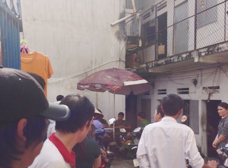 Lực lượng Công an phong tỏa hiện trường khu nhà trọ nơi anh Hùng tử vong