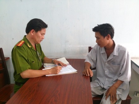 Vụ hỗn chiến trên sông gây chết người: Hung thủ ra đầu thú - 1 Bùi Minh Truyền đang khai nhận hành vi giết người tại CQĐT