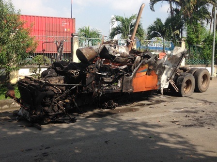 Toàn bộ xe đầu kéo bị cháy rụi.