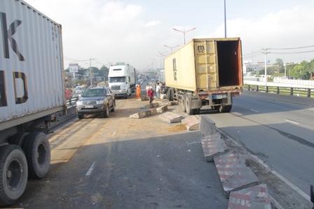Hiện trường sự cố giao thông trên cầu vượt thép Thủ Đức.