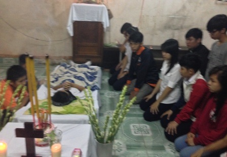 Bạn bè đến nhìn mặt em Đạt lần cuối