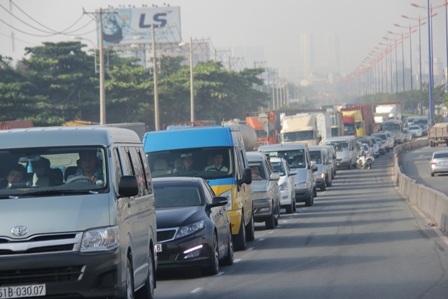 Vụ tai nạn đã gây kẹt xe khá nghiêm trọng trên XLHN theo cả 2 hướng ra vào TPHCM