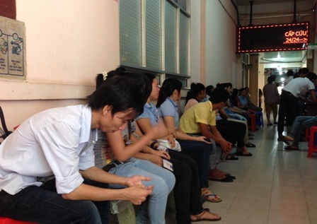 Do bệnh viện quá tải nên hiều trường hợp phải ngồi ngoài hành lang phòng cấp cứu để BS theo dõi