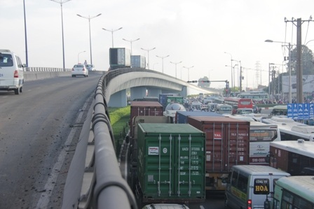 Vụ tai nạn đã gây kẹt xe khá nghiêm trọng trên XLHN theo cả 2 hướng ra vào TPHCM