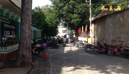 Đoạn đường cạnh cổng trường Linh Tây kín xe máy khách đi cúng đình