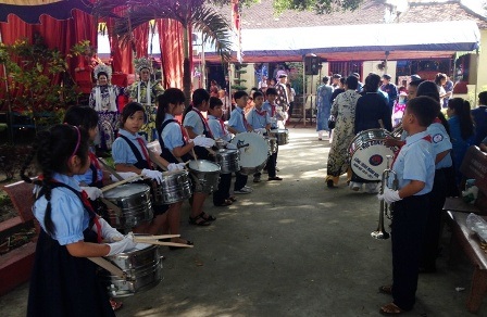 Hàng chục em học sinh tiểu học được nhà trường điều động “phục vụ” lễ cúng đình