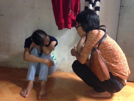 Chị Huyền (gục mặt) từ ngày con mất đã hoàn toàn suy sụp.