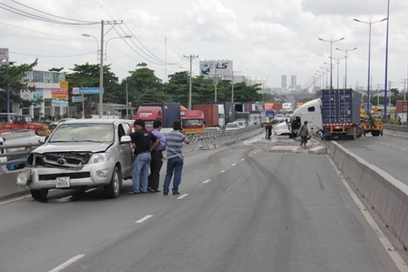 Hiện trường vụ tai nạn trên cầu vượt thép Thủ Đức.