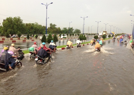 Phương tiện phải chạy sát mép đường ô tô để tránh chổ trũng ngập sâu