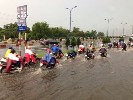 Đường lên cầu Rạch Chiếc ngập nặng sau cơn mưa