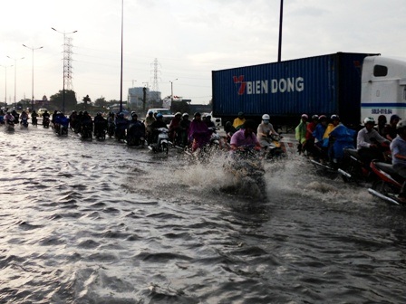 Phương tiện phải chạy sát mép đường ô tô để tránh chổ trũng ngập sâu